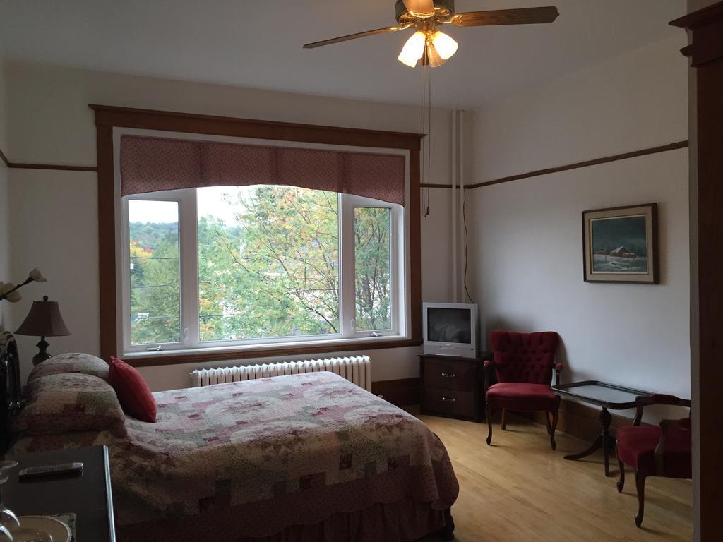 Le Petit Chateau Montebello B&B 객실 사진